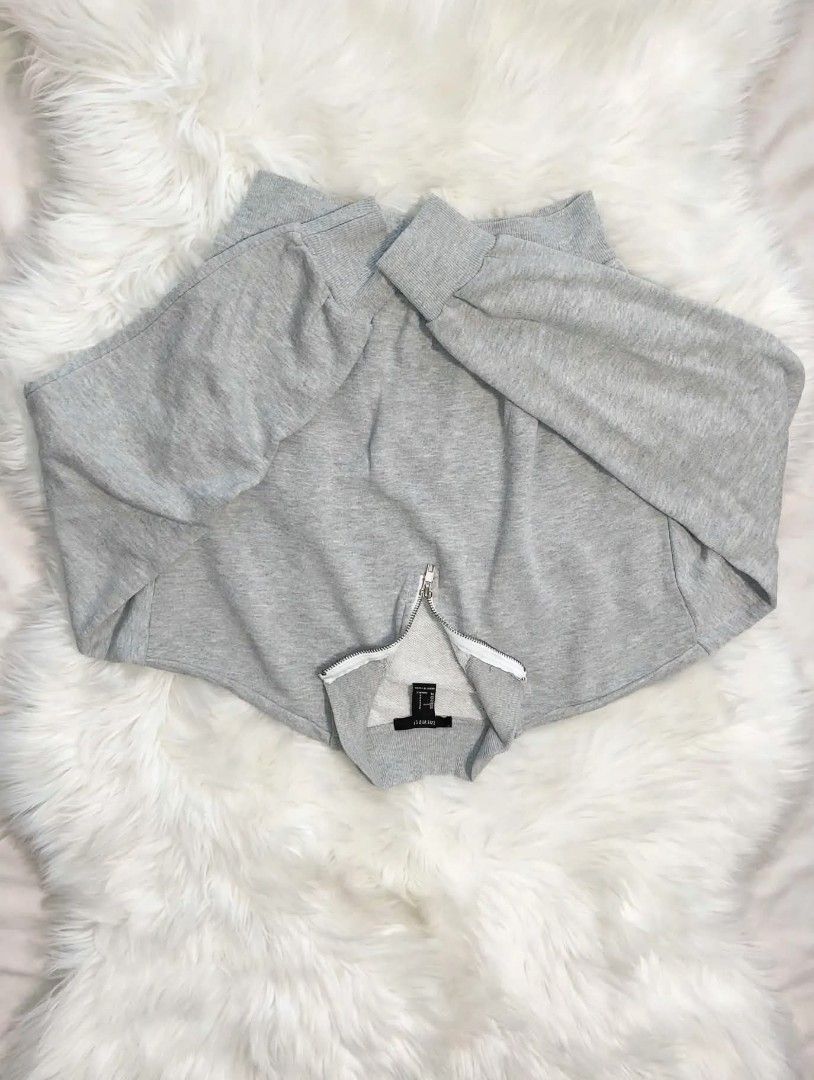 Y2K Starter Pack Bundle 5pcs - Branded + Basics - S-M (Category: Activewear) located in Manila. Submitted by mecai_thrift (Listing ID 1469116370, Image 2). Description: Y2K / VINTAGE BUNDLE TAKE ALL 🔥 BRANDED + BASICS - S-M FOR SALE: Y2K STARTER PACK BUNDLE - 7PCS TAKE ALL Loc: Quezon City - Can ship via J&T / Lalamove INCLUSIONS (7pcs): 1. GAP Striped Long Sleeve Button Down - M Brand: GAP Authentic | Old Money / Office Aesthetic | Price if sol