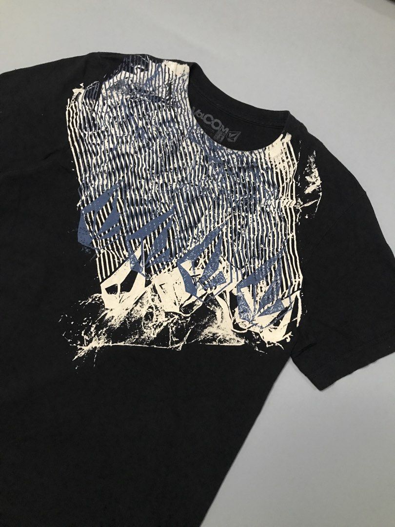 Y2k Volcom Slim fit Shirt (Category: Tshirts & Polo Shirts ) located in Calbayog City. Submitted by luxtreetwear (Listing ID 1469097262, Image 2). Description: Y2k Volcom Slim fit Shirt Excellent Condition Size S on tag 18x27 Colorate: 9.8/10 No issue.