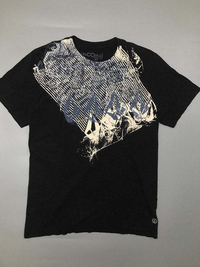 Y2k Volcom Slim fit Shirt (Category: Tshirts & Polo Shirts ) located in Calbayog City. Submitted by luxtreetwear (Listing ID 1469097262, Image 1). Description: Y2k Volcom Slim fit Shirt Excellent Condition Size S on tag 18x27 Colorate: 9.8/10 No issue.