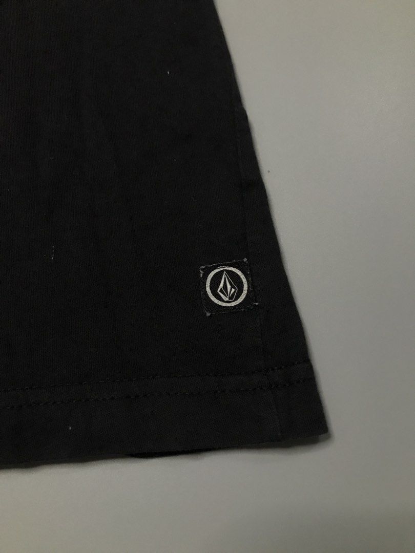 Y2k Volcom Slim fit Shirt (Category: Tshirts & Polo Shirts ) located in Calbayog City. Submitted by luxtreetwear (Listing ID 1469097262, Image 3). Description: Y2k Volcom Slim fit Shirt Excellent Condition Size S on tag 18x27 Colorate: 9.8/10 No issue.