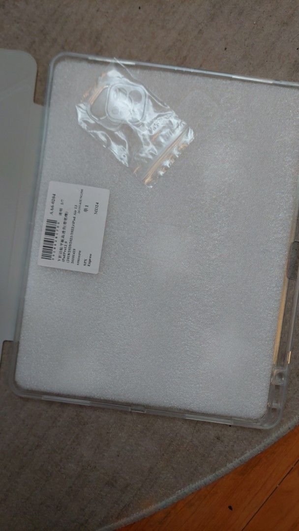 Y-shape Case iPad Pro 12.9 2018-2022 (Category: Cases & Sleeves) located in Quezon City. Submitted by pattiltd (Listing ID 1469003319, Image 3). Description: BRAND NEW RFS: wrong size.
