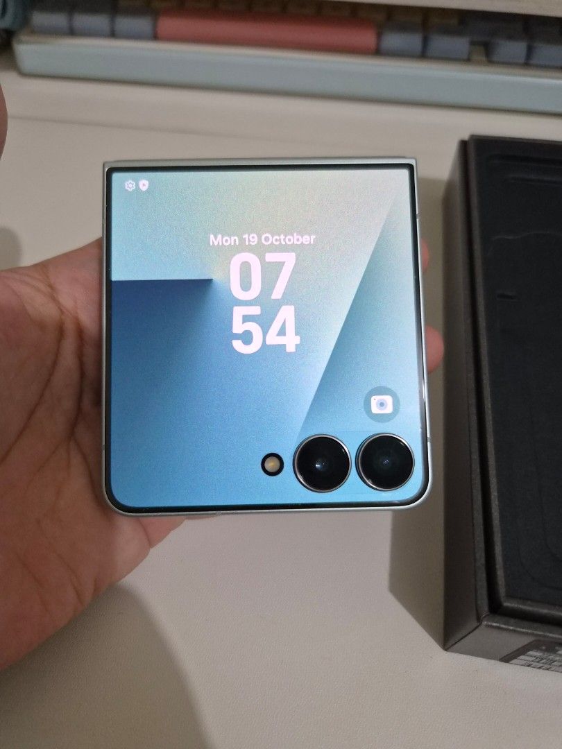 Z Flip 7 256GB NTC (Category: Samsung) located in Antipolo. Submitted by mikafigueroa (Listing ID 1469064125, Image 3). Description: Z Flip 7 256GB NTC variant - Mint color - Less than 4 months old (bought brand new on July 27 2026) - Under Samsung warranty until July 27 2027 - Openline - 100% smooth - no scratches or dents - Matte hydrogel installed on cover screen - No issues - Updated to One UI 9.0 Inclusions: Box Orginal cord Samsung flipsuit