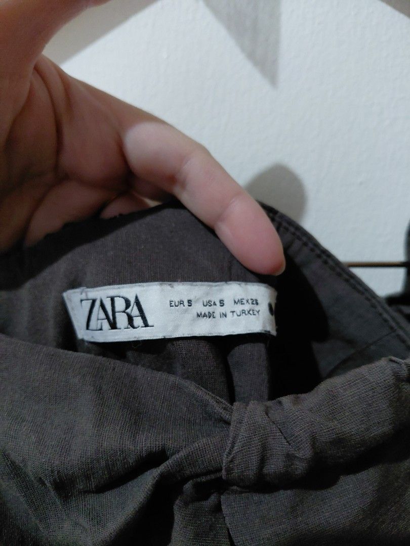 Zara Asymmetrical Crop Top (Category: Others Tops) located in Tarlac. Submitted by wornwardrobe (Listing ID 1468975095, Image 2). Description: Key hole at the front Zips at the side Slight color fading Kindly note that all items are stored at my parents’ house and not on hand. Retrieval takes up to 2 weeks before shipping. Please purchase only if you’re okay with the wait. Message me to check the next available shipping date! Thank you!.