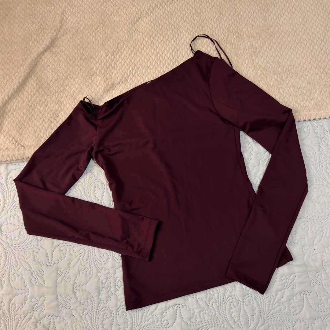 ZARA asymmetrical stretch top (Category: Longsleeves) located in Cebu City. Submitted by shopjillscloset (Listing ID 1469012652, Image 1). Description: - stretchy, cold material (not sure what its called) - used once .