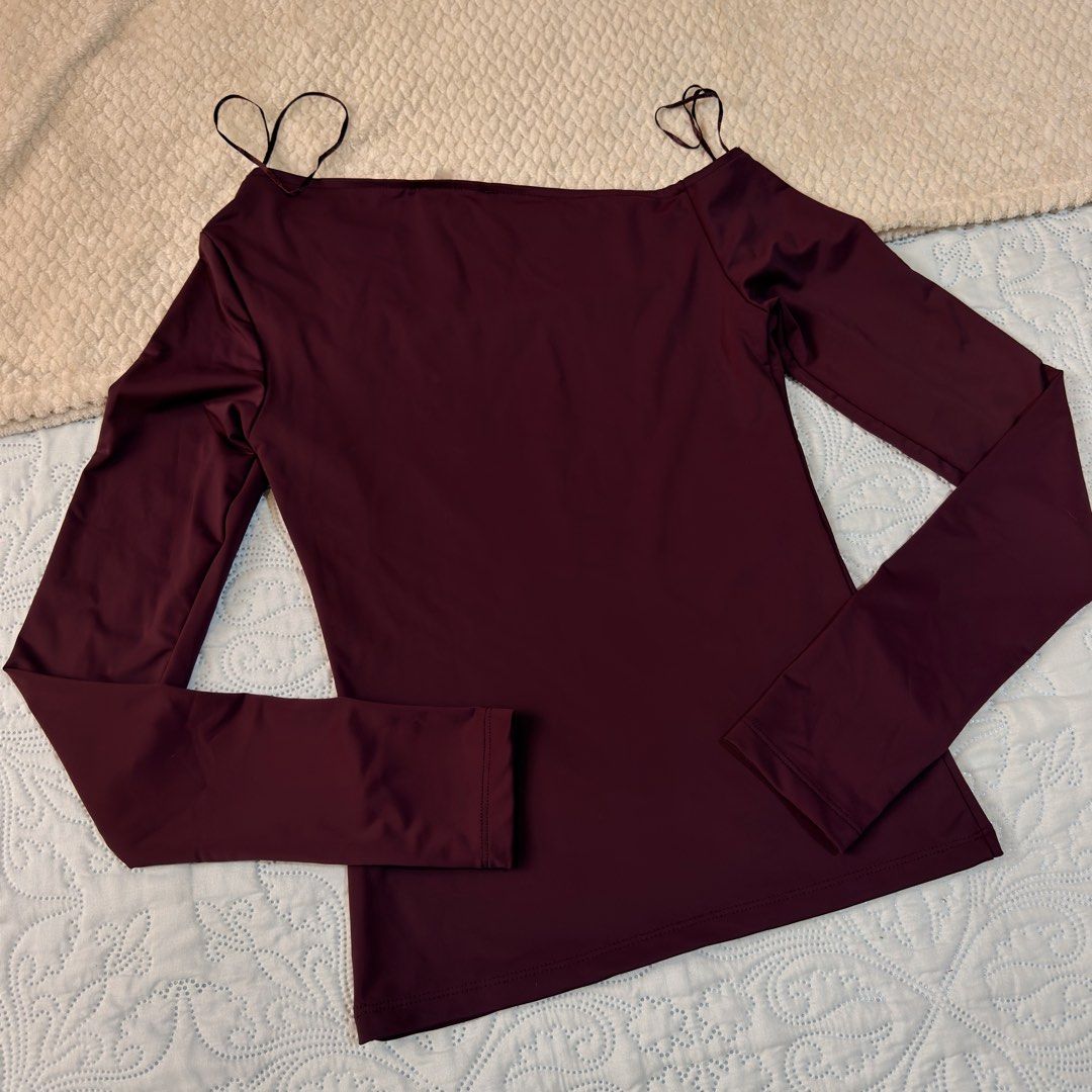 ZARA asymmetrical stretch top (Category: Longsleeves) located in Cebu City. Submitted by shopjillscloset (Listing ID 1469012652, Image 2). Description: - stretchy, cold material (not sure what its called) - used once .