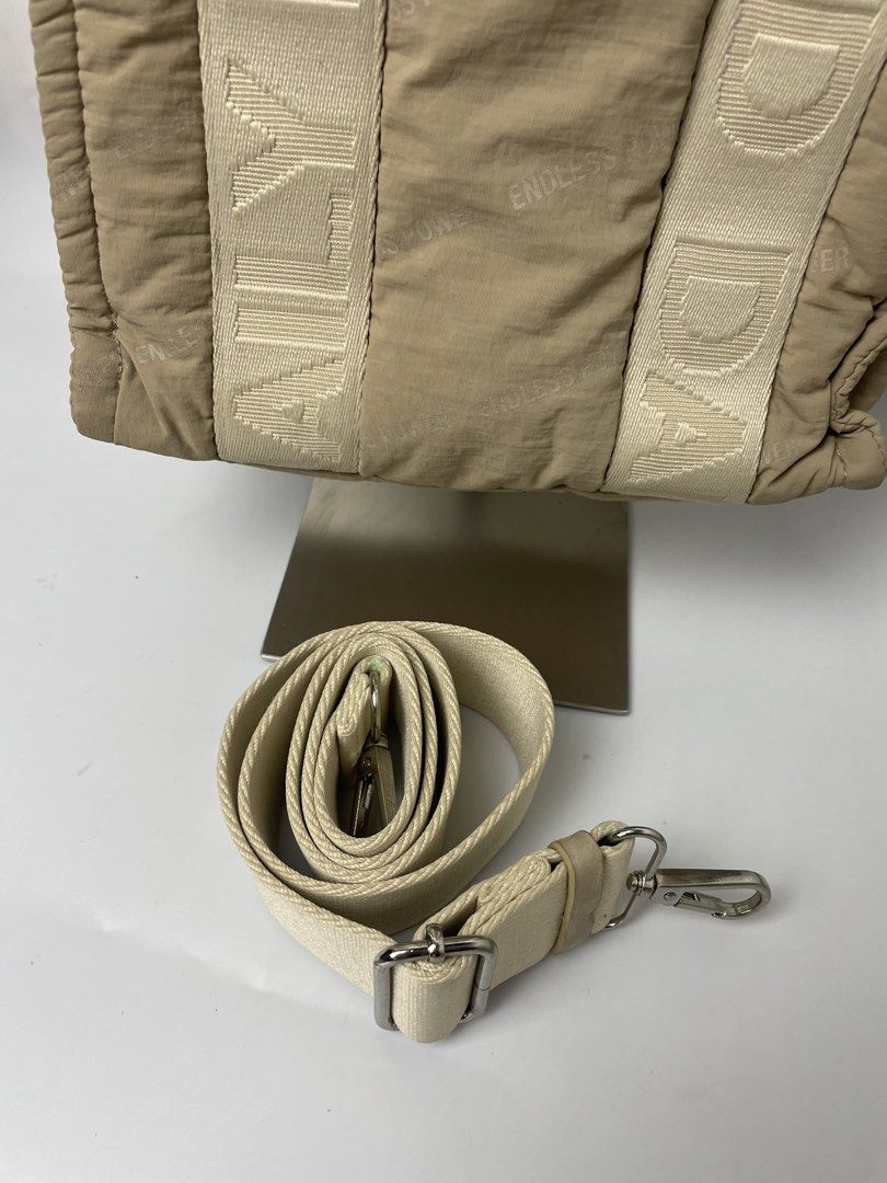 Zara Beige Sling Tote Bag (Category: Tote Bags) located in Manila. Submitted by rdtp2 (Listing ID 1469102381, Image 3). Description: issue may ink lang sa gilid niya makikita sa pic 9/10 goods pa for psg.