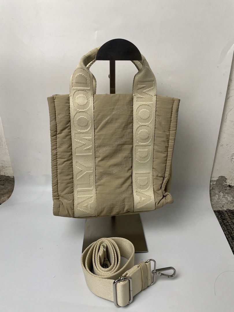 Zara Beige Sling Tote Bag (Category: Tote Bags) located in Manila. Submitted by rdtp2 (Listing ID 1469102381, Image 1). Description: issue may ink lang sa gilid niya makikita sa pic 9/10 goods pa for psg.