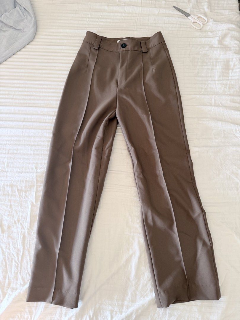 ZARA brown pleated pants XS (Category: Other Bottoms) located in Cebu City. Submitted by calligraphybyden (Listing ID 1468930315, Image 1). Description: Never been used, no tag.