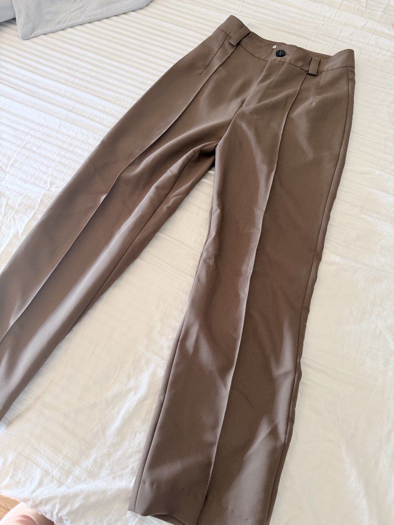 ZARA brown pleated pants XS (Category: Other Bottoms) located in Cebu City. Submitted by calligraphybyden (Listing ID 1468930315, Image 3). Description: Never been used, no tag.