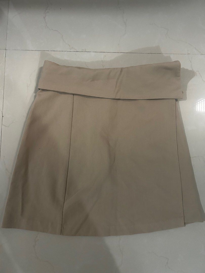 Zara Brown Skort Size XS (Category: Skirts) located in Manila. Submitted by whatnotshop (Listing ID 1468945296, Image 1). Description: - Brand: Zara - Color: Brown - Size: XS Waist : 26 inch.