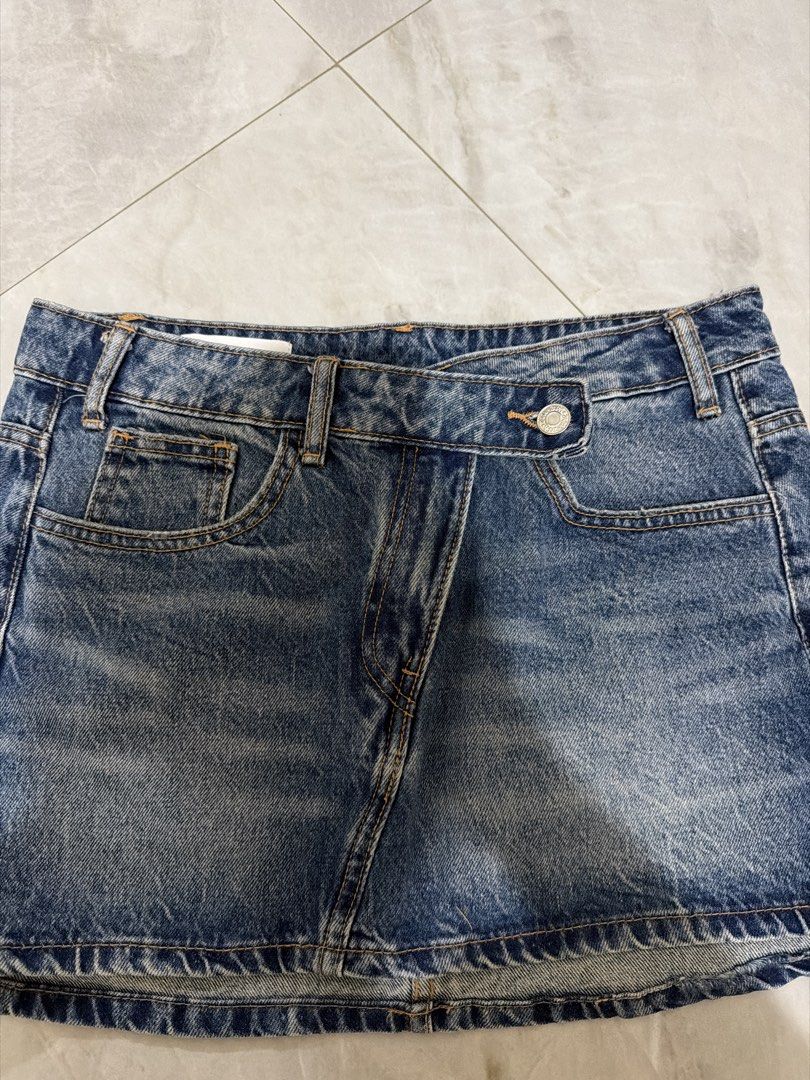 Zara Cross Skirt (Category: Skirts) located in Batangas. Submitted by lildealbyren (Listing ID 1468992508, Image 2). Description: size 26 used once.