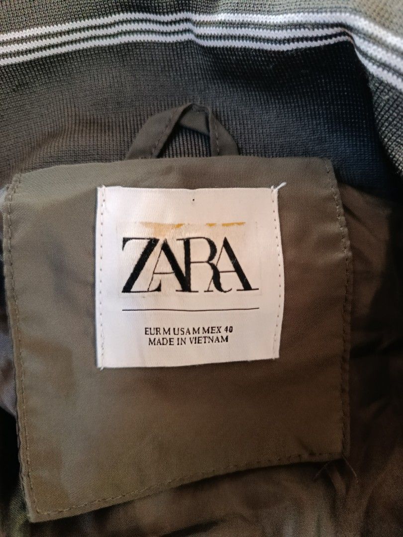 ZARA LIGHT JACKET (Category: Coats, Jackets and Outerwear) located in San Pedro. Submitted by abieboink (Listing ID 1468982466, Image 2). Description: - Brand: ZARA - Color: Olive Green - Size: Medium (Tag size) - Measurements: Shoulder - 18", Length - 27" - Lightweight design with front zip and zippered pockets - Perfect for daily commute, riding, or chill weather decluttering needs cleaning/ washing *color may slightly be different due to light