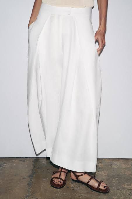 Zara Linen Blend White Volume Pleated Trouser (Category: Other Bottoms) located in Taguig. Submitted by madeasoncloset (Listing ID 1468974082, Image 2). Description: Bought 3k + Size M Super nice Fixed price Will keep this one rather sell it lower.