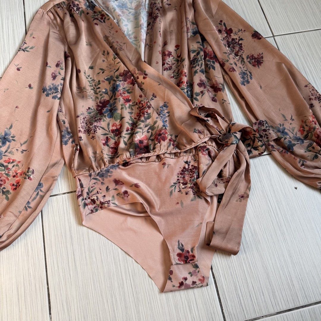 Zara Satin bodysuit (Category: Blouses) located in Makati City. Submitted by ellespreloved2.0 (Listing ID 1469047947, Image 2). Description: In very good condition Satin material Fits M-L .