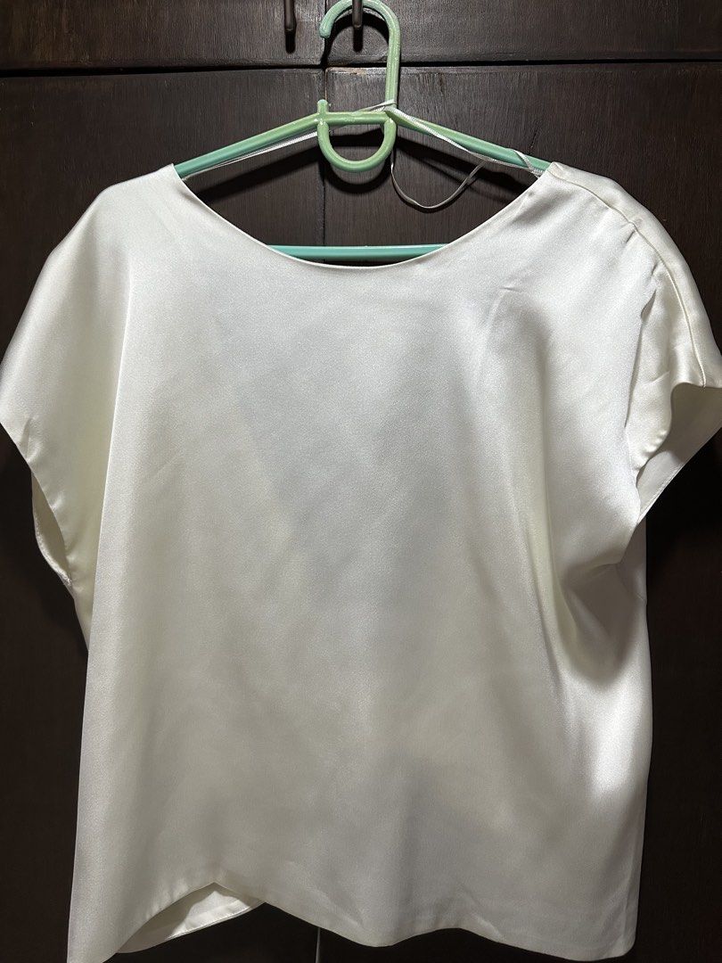 Zara Satin Twist Back Top (Category: Sleeveless) located in Muntinlupa City. Submitted by mikdecluttering (Listing ID 1469027032, Image 1). Description: - brand new with tags (original price: PHP 1,695) - never worn RFS: decluttering MOP: Metrobank, Gcash MOD: same day delivery (grab/lalamove) - sf shouldered by buyer - Muntinlupa .