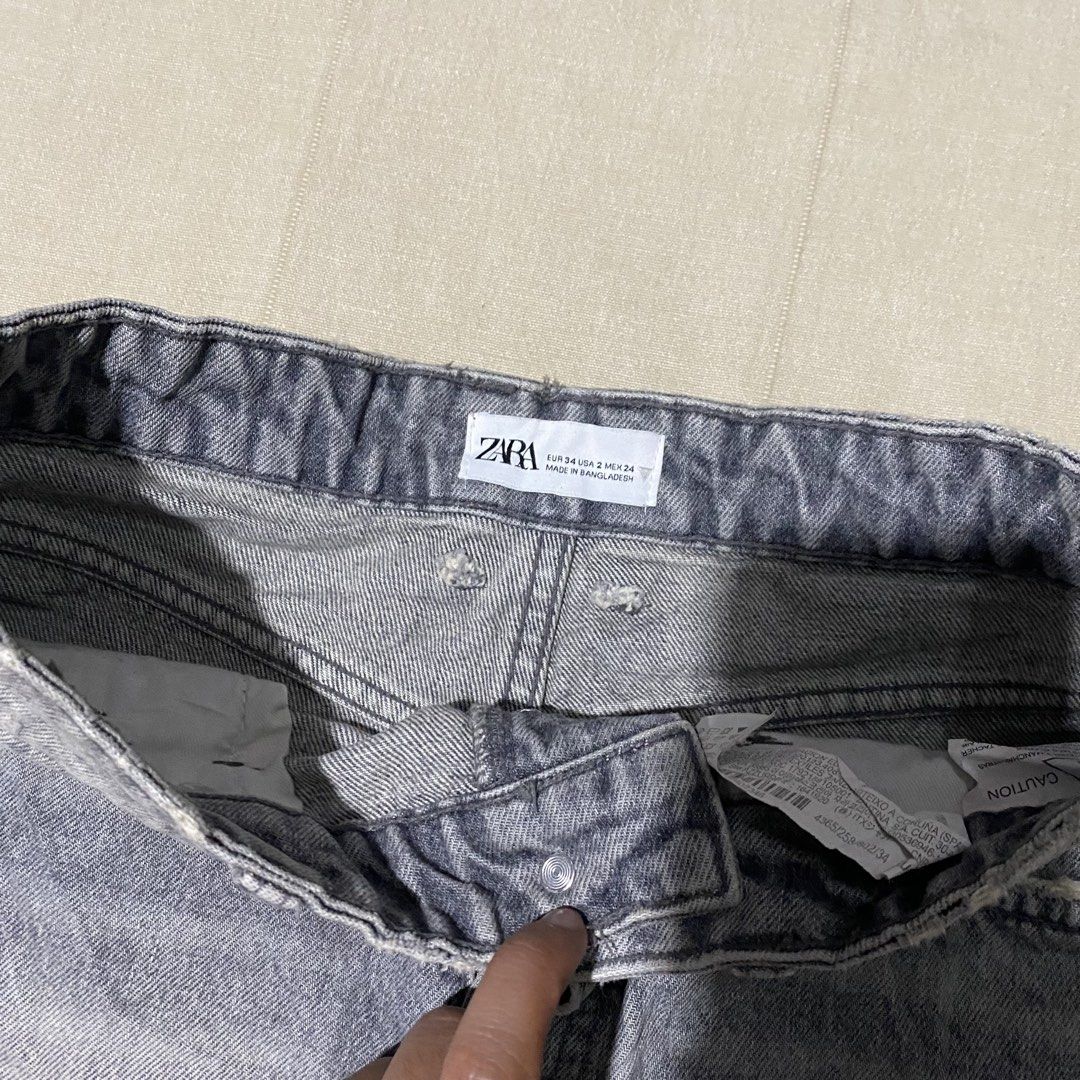Zara tattered denim short (Category: Shorts) located in Manila. Submitted by thriftfindsbyshei-2nd (Listing ID 1468993209, Image 2). Description: Need wash (thrift source) Dimensions on last pic.