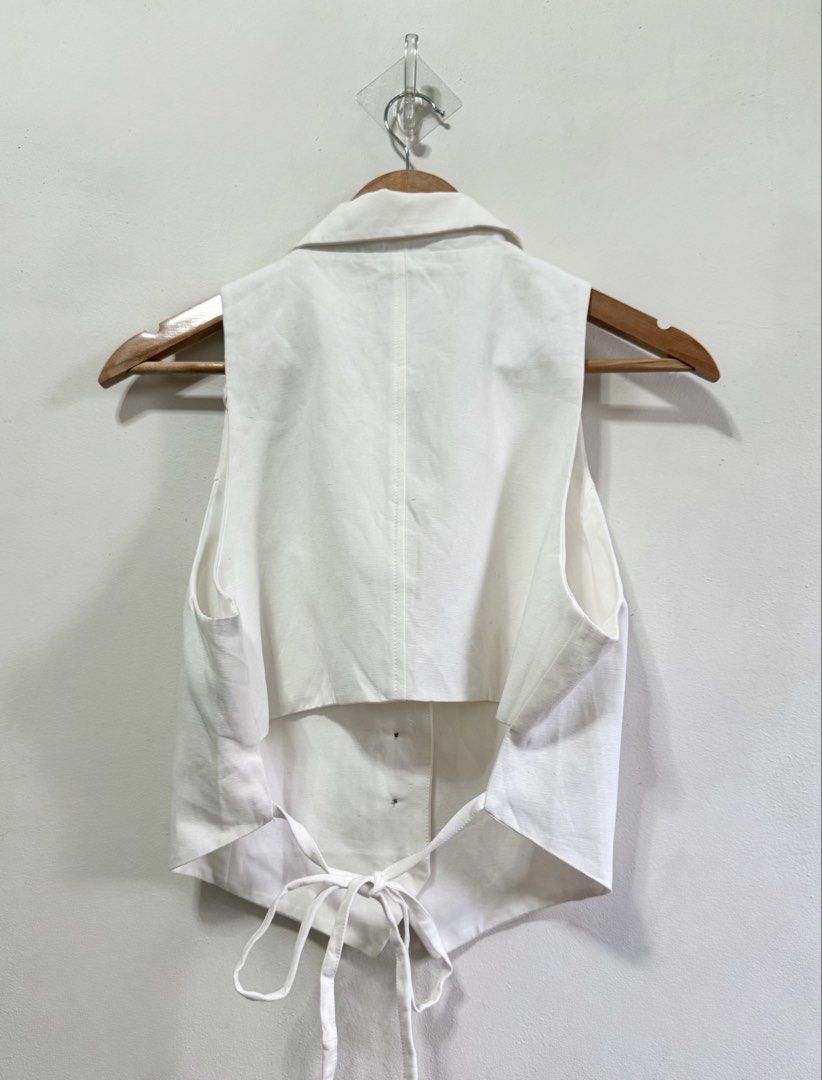 Zara waistcoat top (Category: Sleeveless) located in Tarlac. Submitted by giannisdeclutters4106 (Listing ID 1469044273, Image 2). Description: New with tag Large on tag Fits medium to large.