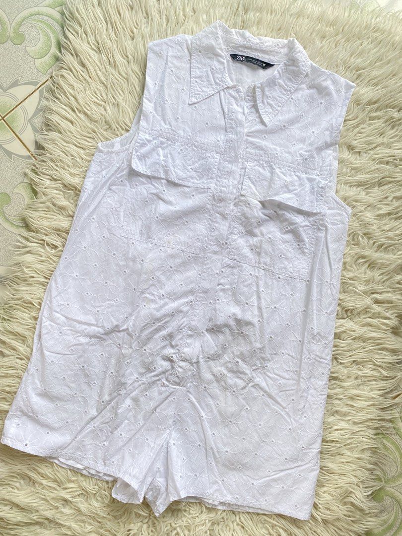 ZARA White Eyelet Sleeveless Romper (Category: Rompers) located in Tabaco. Submitted by camila_dp (Listing ID 1469160855, Image 3). Description: ZARA White Eyelet Sleeveless Romper - Brand: Zara - Style: Sleeveless button-down romper with collar - Detail: All-over floral eyelet embroidery and dual chest pockets - Fabric: Lightweight and breathable - Size: XS but can fit Xs to Small.