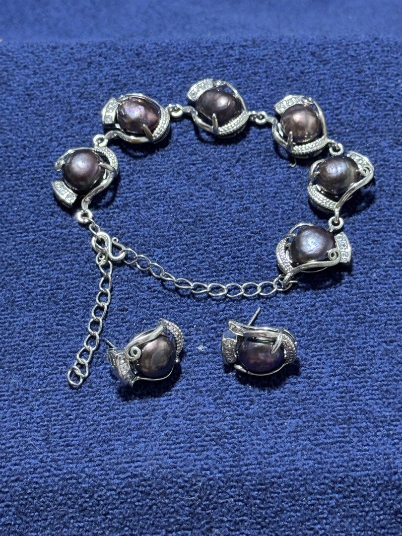 11 mm natural-colored pearl (Category: Bracelets) located in Angeles City. Submitted by zyeplustradings (Listing ID 1465489767, Image 1). Description: matched set consisting of a link bracelet and a pair of post earrings 11 mm Each individual pearl is elegantly nestled within a custom swirl or claw metal setting, beautifully accented with rows of glittering rhinestones or cubic zirconia accents to maximize luster and sparkle. The bracelet is conf
