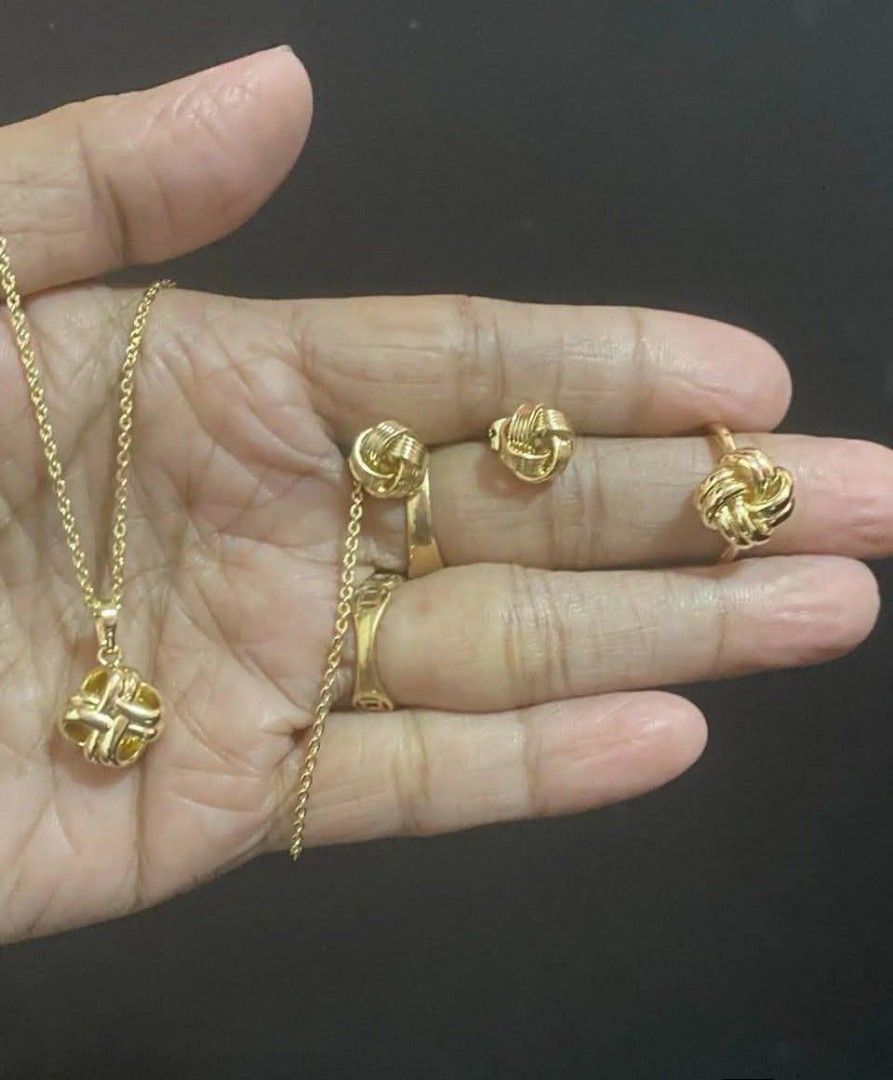 14K Vermiel Gold 3n1 Knot Set (Category: Necklaces) located in Caloocan City. Submitted by cheskhaionlinestore2.0 (Listing ID 1465529065, Image 1). Description: New Collection 🥰 14k GOLD VERMEIL Super Sale ⚡ 3n1 Knot Set ₱1150 only 📌 What is Vermeil Gold? 14K Vermiel Gold Gold vermeil (pronounced ver-may) is a high-quality type of gold-plated jewelry defined by a sterling silver base metal, a thick gold layer (at least 2.5 microns), and a gold 