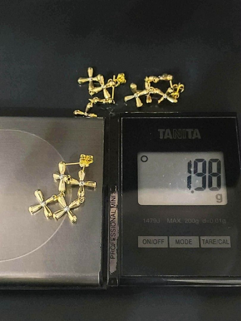 18k Hk gold dangling cross earrings (Category: Earrings) located in Manila. Submitted by bhelgoldseller2ndaccount (Listing ID 1465463526, Image 3). Description: New!!✨New!!✨New!! Authentic 18k Hk Golds 💯pawnable/naisasanla 💯with high appraisal rate 💯good investment 💯Direct supplier price 👉OPEN for resellers 🌺please take time to evaluate their actual sizes and grams 👉Best panggift for all occasions ✅ Sold per grams not per piece Kya lowest 