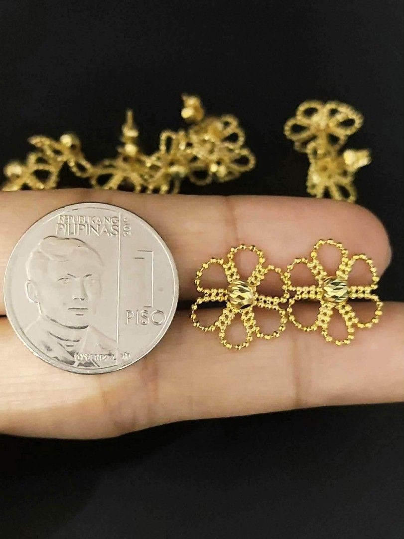 18k Hk gold flower earrings (Category: Earrings) located in Manila. Submitted by bhelgoldseller2ndaccount (Listing ID 1465464418, Image 1). Description: New!!✨New!!✨New!! Authentic 18k Hk Golds 💯pawnable/naisasanla 💯with high appraisal rate 💯good investment 💯Direct supplier price 👉OPEN for resellers 🌺please take time to evaluate their actual sizes and grams 👉Best panggift for all occasions ✅ Sold per grams not per piece Kya lowest price ✅W