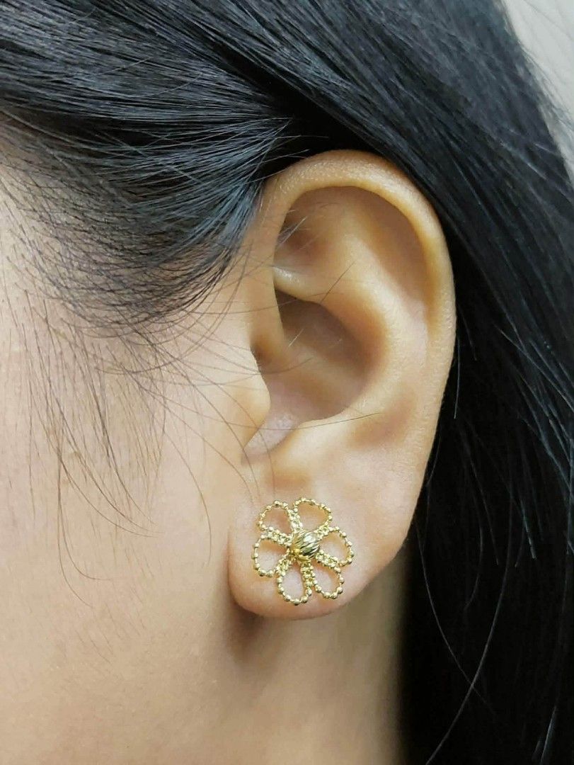 18k Hk gold flower earrings (Category: Earrings) located in Manila. Submitted by bhelgoldseller2ndaccount (Listing ID 1465464418, Image 2). Description: New!!✨New!!✨New!! Authentic 18k Hk Golds 💯pawnable/naisasanla 💯with high appraisal rate 💯good investment 💯Direct supplier price 👉OPEN for resellers 🌺please take time to evaluate their actual sizes and grams 👉Best panggift for all occasions ✅ Sold per grams not per piece Kya lowest price ✅W