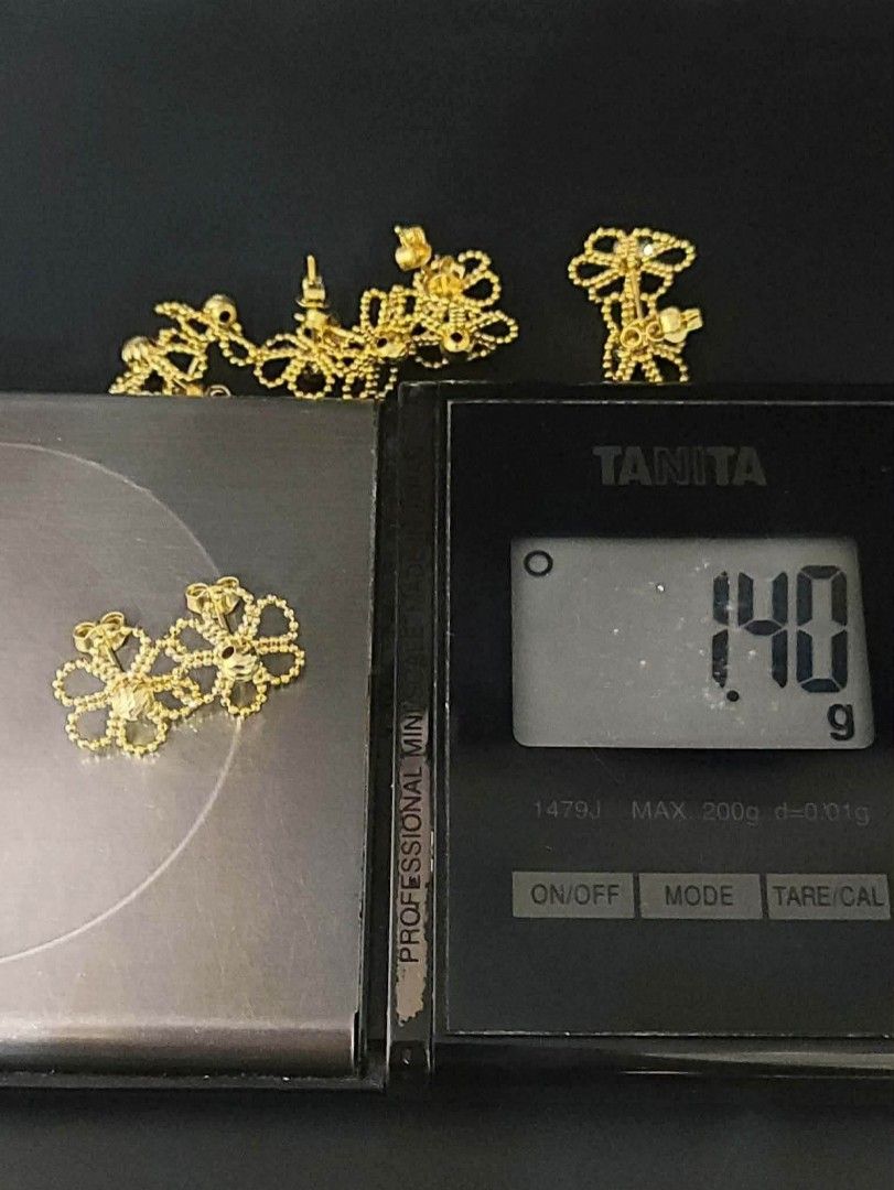 18k Hk gold flower earrings (Category: Earrings) located in Manila. Submitted by bhelgoldseller2ndaccount (Listing ID 1465464418, Image 3). Description: New!!✨New!!✨New!! Authentic 18k Hk Golds 💯pawnable/naisasanla 💯with high appraisal rate 💯good investment 💯Direct supplier price 👉OPEN for resellers 🌺please take time to evaluate their actual sizes and grams 👉Best panggift for all occasions ✅ Sold per grams not per piece Kya lowest price ✅W