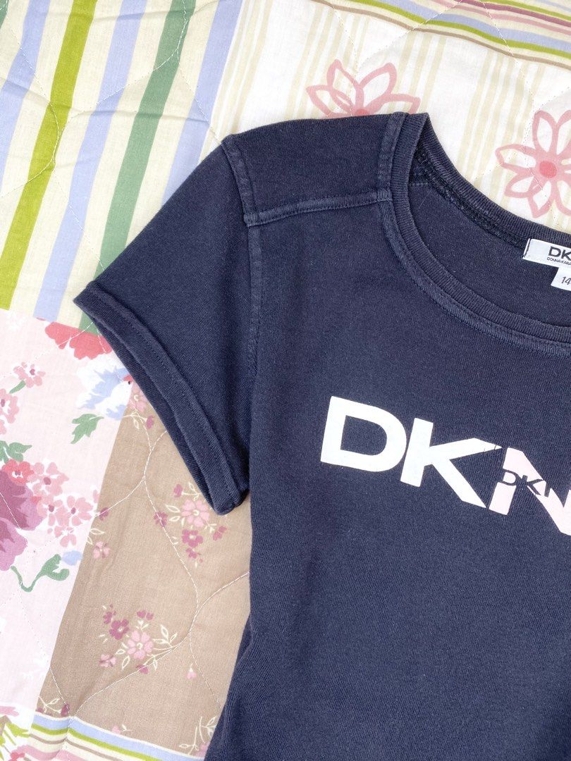 2000’s DKNY Classic Logo Tee (Category: Shirts) located in Angeles City. Submitted by fruits.ph (Listing ID 1465422103, Image 3). Description: Measurements B:15” W:13” L:19.5” Size on Tag: ❌ Best Fit: M *Flat lay measurements* Mannequin Size: M (34”; 25”) Color Rate: 8.5/10 Flaws: White marks at the back but barely noticeable Fabric Type: Cotton/ Stretchable Fabric ***Color may vary due to lighting. This item is properly washed and disinfected.**