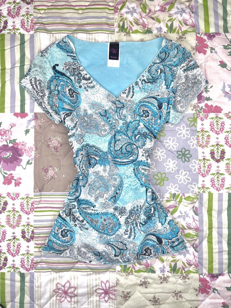 2000’s Wrapper Aqua Paisley V-neck Top (Category: Blouses) located in Angeles City. Submitted by fruits.ph (Listing ID 1465431136, Image 1). Description: Measurements B:15” W:13” L:23” Size on Tag: S Best Fit: M *Flat lay measurements* Mannequin Size: M (34”; 25”) Color Rate: 10/10 Flaws: None Fabric Type: Mesh/ Stretchable Fabric ***Color may vary due to lighting. This item is properly washed and disinfected.*** .
