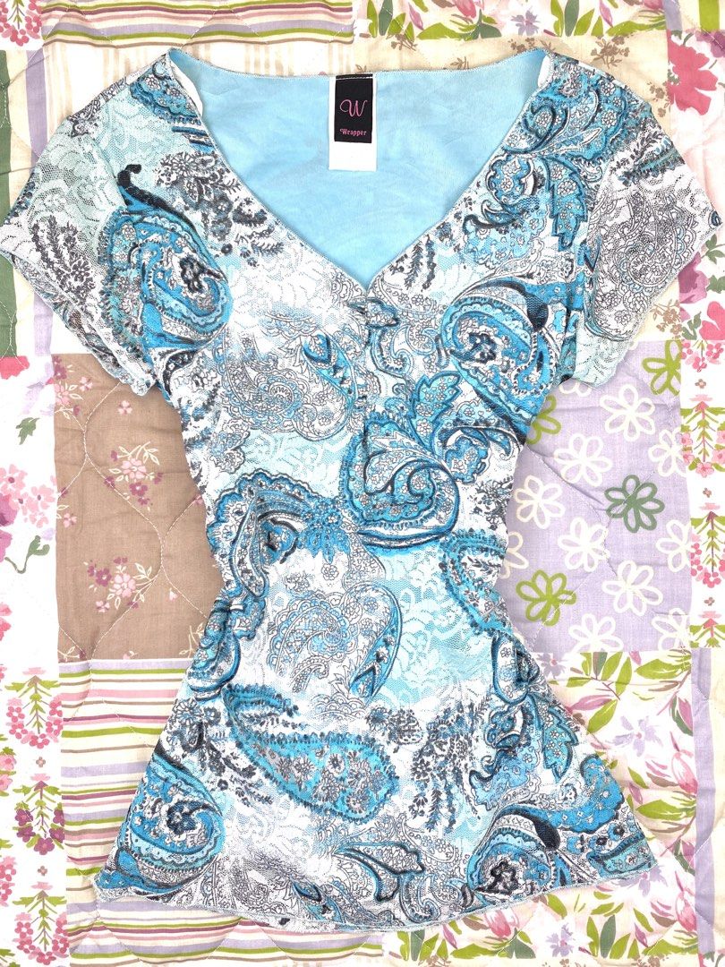 2000’s Wrapper Aqua Paisley V-neck Top (Category: Blouses) located in Angeles City. Submitted by fruits.ph (Listing ID 1465431136, Image 2). Description: Measurements B:15” W:13” L:23” Size on Tag: S Best Fit: M *Flat lay measurements* Mannequin Size: M (34”; 25”) Color Rate: 10/10 Flaws: None Fabric Type: Mesh/ Stretchable Fabric ***Color may vary due to lighting. This item is properly washed and disinfected.*** .