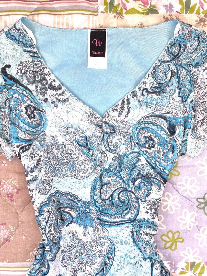 2000’s Wrapper Aqua Paisley V-neck Top (Category: Blouses) located in Angeles City. Submitted by fruits.ph (Listing ID 1465431136, Image 3). Description: Measurements B:15” W:13” L:23” Size on Tag: S Best Fit: M *Flat lay measurements* Mannequin Size: M (34”; 25”) Color Rate: 10/10 Flaws: None Fabric Type: Mesh/ Stretchable Fabric ***Color may vary due to lighting. This item is properly washed and disinfected.*** .