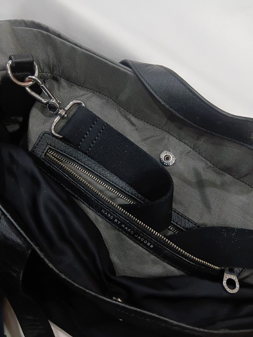 3Compartments Marc Jacobs LAST PRICE POSTED (Category: Cross-body Bags) located in Subic. Submitted by AnythingBrandedby_May (Listing ID 1465389278, Image 3). Description: LAST PRICE POSTED MARC JACOBS.
