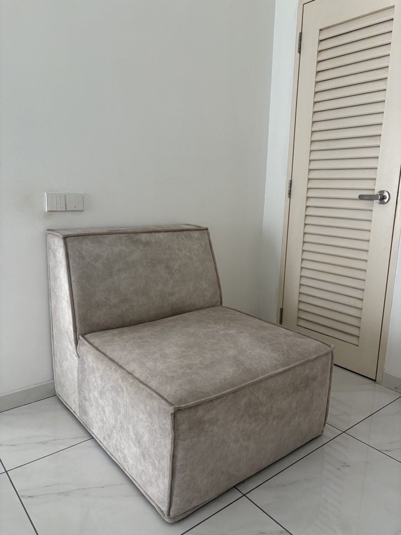 Sofa (Category: Sofas) located in Kota Tinggi. Submitted by sisulogy (Listing ID 1465409831, Image 2). Description: Custom made 3 seater sofa. Price negotiable..