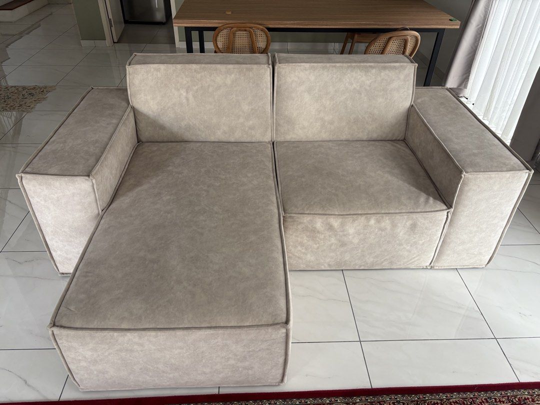 Sofa (Category: Sofas) located in Kota Tinggi. Submitted by sisulogy (Listing ID 1465409831, Image 1). Description: Custom made 3 seater sofa. Price negotiable..