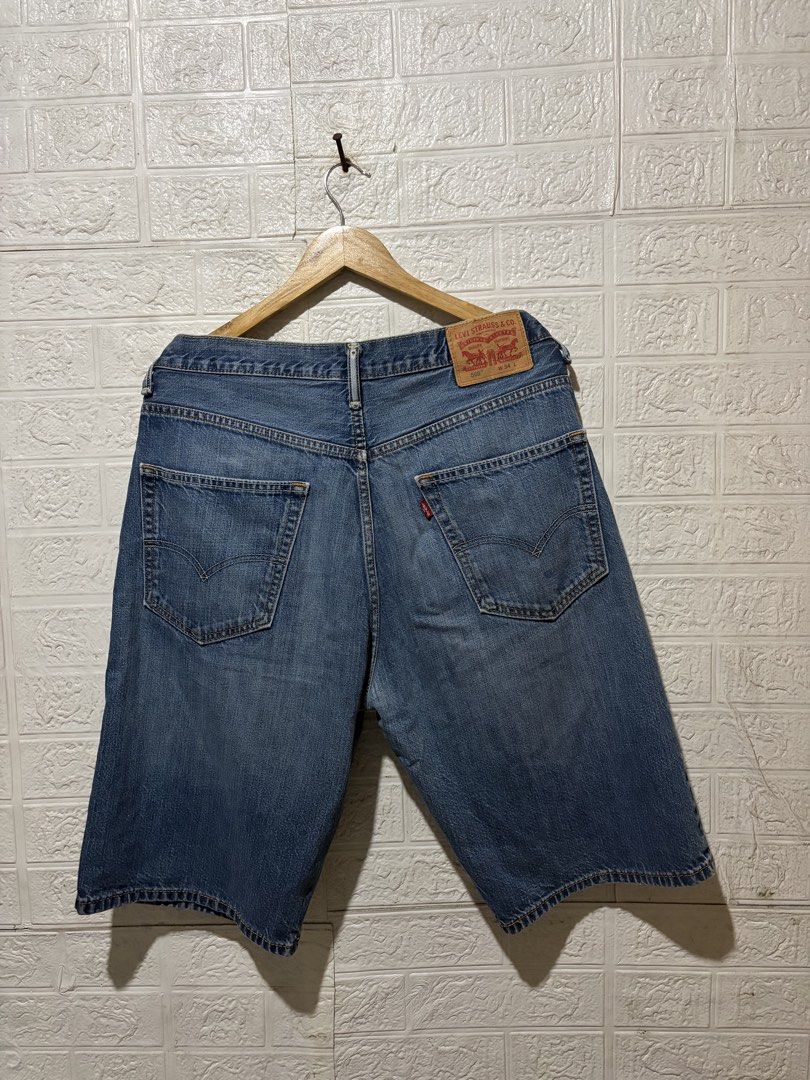 569 LEVIS JORTS (Category: Shorts) located in Quezon City. Submitted by chraliskyutie (Listing ID 1465439966, Image 1). Description: waist 34 to 36 Length 24 Leg opening 11 excellent Condition no issue .