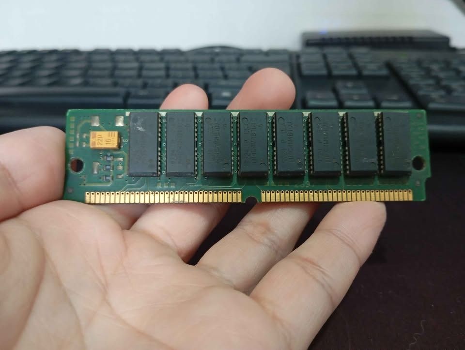 72 pin EDO SIMM RAM 32 bit for Pentium vintage computer (Category: Computer Parts) located in Caloocan City. Submitted by caloyzkie20 (Listing ID 1465393022, Image 1). Description: - Type: Retro 72-pin EDO SIMM RAM - Architecture: 32-bit - Condition: Clean contacts, tested and pulled from a working system - Compatibility: Ideal for older Pentium systems and retro PC builds - Perfect for: Hardware restoration and vintage gaming rigs.