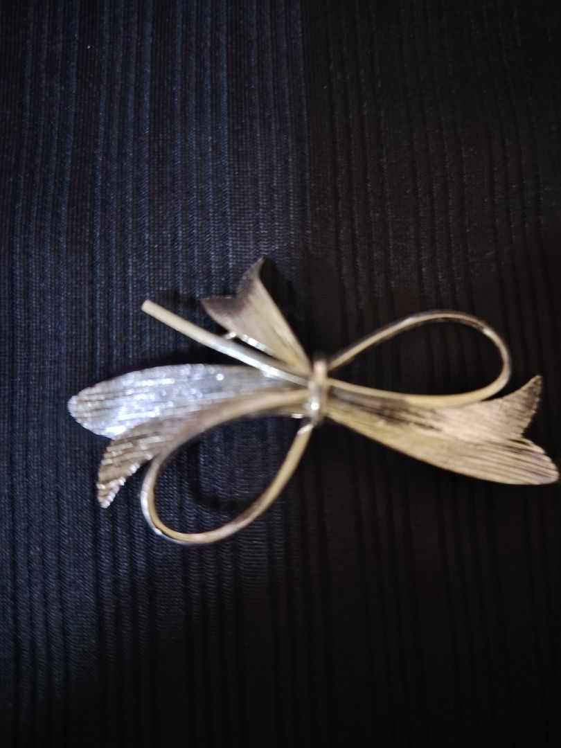 925 pure sterling silver bow brooch pen (Category: Brooches) located in Caloocan City. Submitted by izy2cananua_2 (Listing ID 1465480925, Image 3). Description: - Style: Vintage costume jewelry silver-toned ribbon bow brooch - Finish: Textured brushed finish on the looped ends - Closure: Secure pin clasp on the reverse side - Condition: Good vintage condition with light signs of wear on the back.