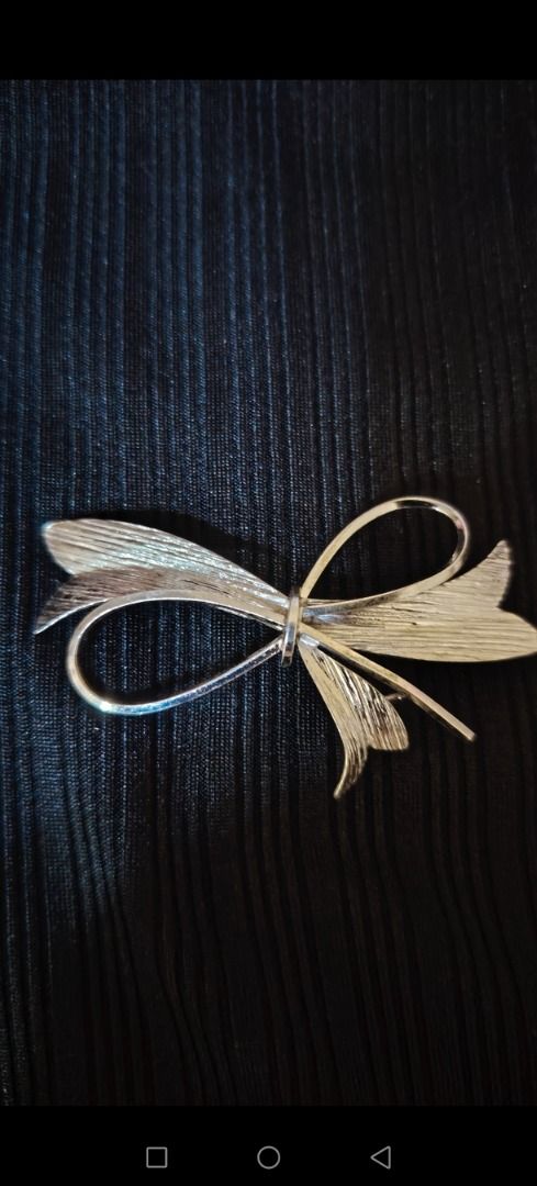 925 pure sterling silver bow brooch pen (Category: Brooches) located in Caloocan City. Submitted by izy2cananua_2 (Listing ID 1465480925, Image 1). Description: - Style: Vintage costume jewelry silver-toned ribbon bow brooch - Finish: Textured brushed finish on the looped ends - Closure: Secure pin clasp on the reverse side - Condition: Good vintage condition with light signs of wear on the back.