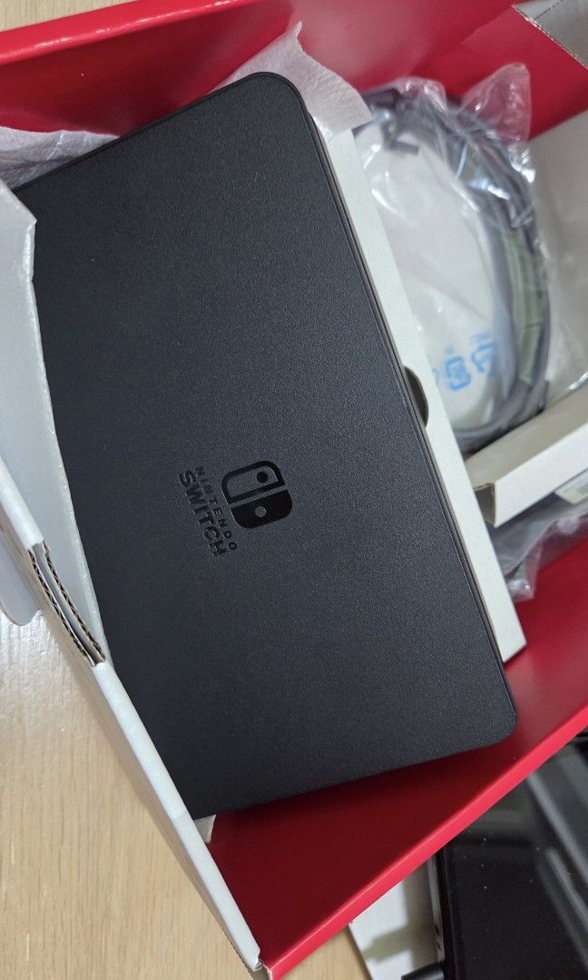 99%新 任天堂 Switch OLED 主機連手掣 送收納包 （分類：Nintendo 任天堂）位於 Hong Kong。 由 000987654321 提交（商品編號 1465440626，圖片 2）。簡介： 任天堂Switch OLED 99%新 主機連手掣 送收納包 黑色 見圖 港版行貨 無花痕無爛無壞 有盒配件全齊 見圖 少用放售 不接受大劈價 （i.e. 可唔可以平一半嗰啲）！！ 可面交(需付定金防飛機，飛機即沒收定金) /順豐到付。