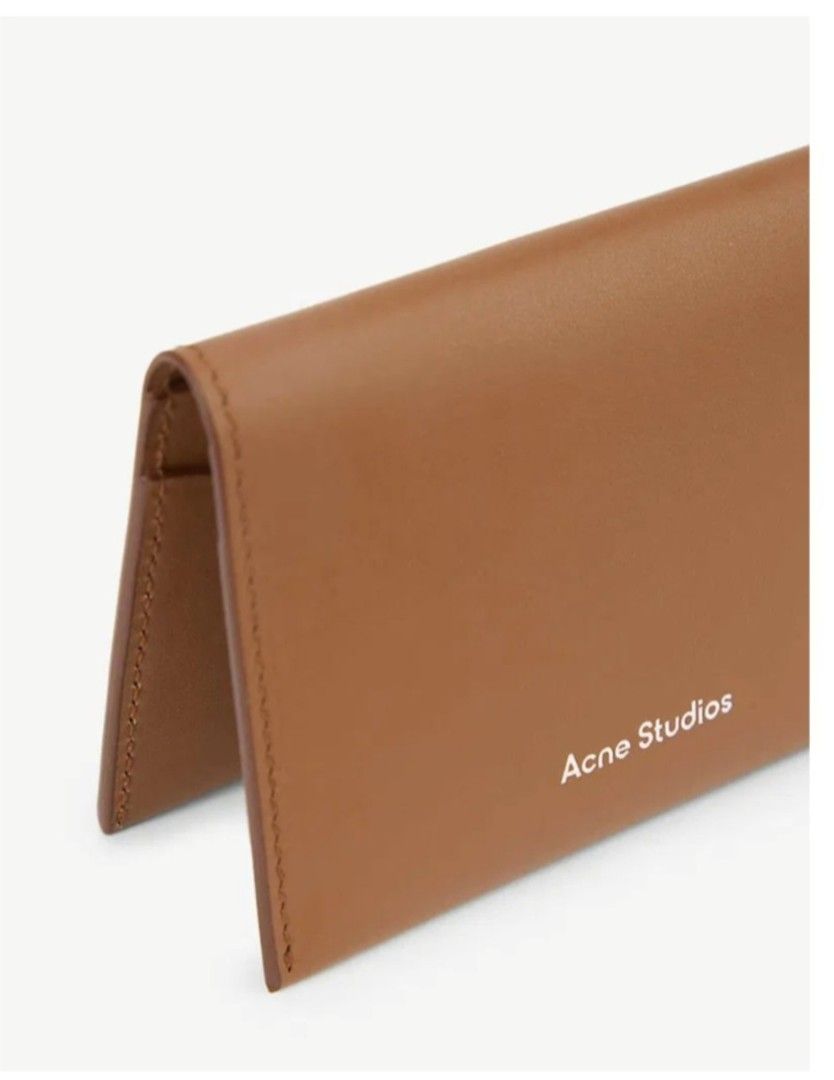 🌸 ACNE STUDIOS Unisex Brand Embossed Card Holder 🌸 (Category: Luxury Bags & Wallets) located in Caloocan City. Submitted by saturday.ph (Listing ID 1465496321, Image 2). Description: Product Details When wandering the streets of Stockholm come winter – where Acne Studios resides – a piping hot glögg and a cardamom bun are sure to tickle your fancy. Complete with four interior card slots and a main inside compartment, this fold-over card holder 