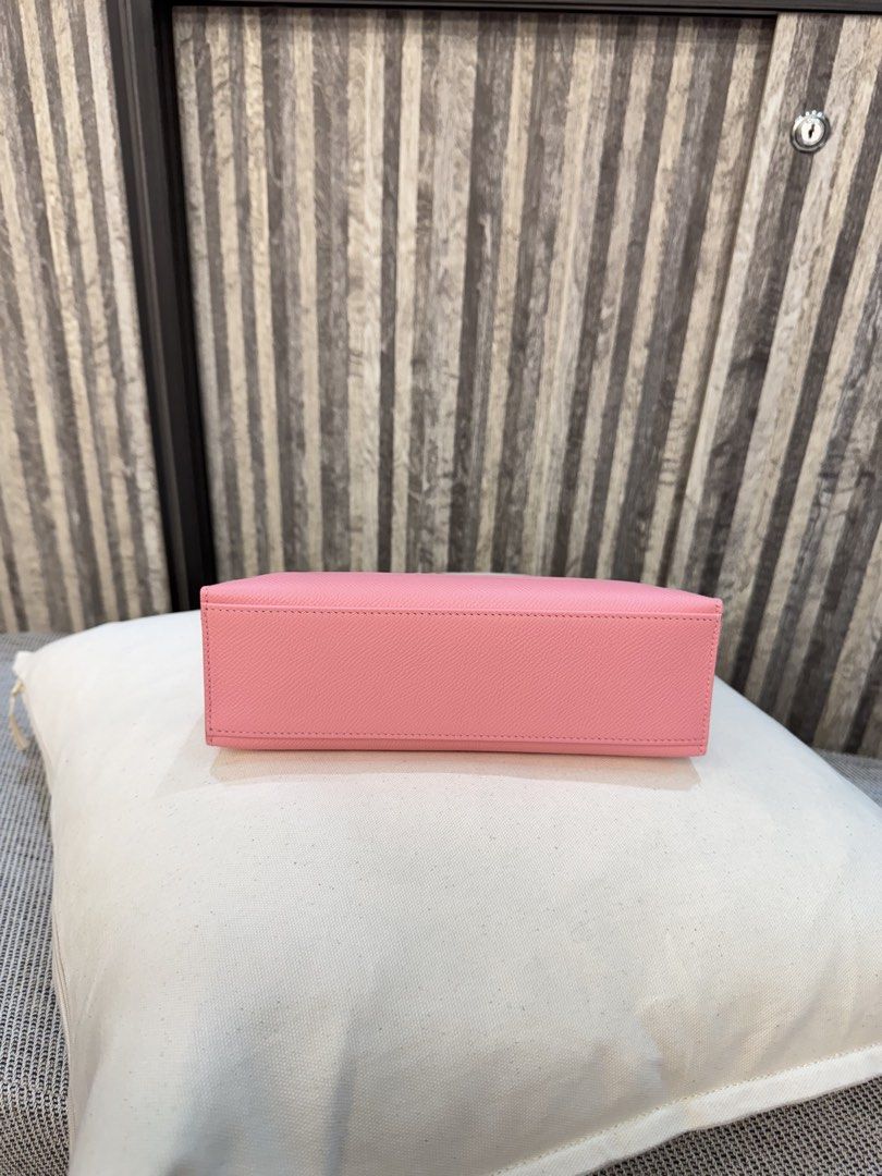 超美絕版💕 Hermes Epsom Mini Kelly Pochette Bag KP 1代 （分類：手袋及銀包）位於 Hong Kong。 由 lollipopluxurylimited 提交（商品編號 1465480423，圖片 3）。簡介： 🥰超美絕版E皮Mini Kelly 1代💕罕有奶昔粉銀扣，超完美組合，喜歡的不要錯過🫶🏻🥰 Pre-owned (used 95%new) Kelly Pochette / Epsom / Stamp T / PHW Colour : 1Q Rose Confetti Size : 22 x 12 x 7 cm 💰 (Dustbag & box)。