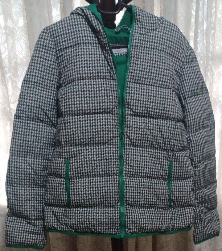 🧥 Vintage ESPRIT Houndstooth Puffer Jacket — S/M (Category: Coats, Jackets and Outerwear) located in Quezon City. Submitted by wjmae (Listing ID 1465427480, Image 1). Description: 📋 Details: - Brand: ESPRIT — quality vintage outerwear ​ - Size: EU 36 / US 6 → fits Small–Medium ​ - Pattern: Timeless houndstooth • Navy/White + pop of emerald green ​ - Quilted puffer with attached hood • Warm & stylish ​ - Green-lined pockets • Full zip front ​ - 