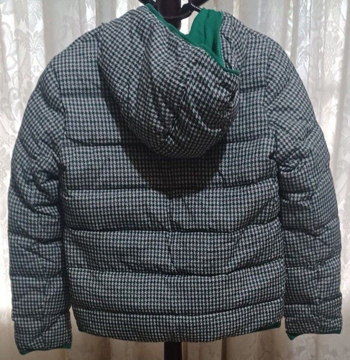 🧥 Vintage ESPRIT Houndstooth Puffer Jacket — S/M (Category: Coats, Jackets and Outerwear) located in Quezon City. Submitted by wjmae (Listing ID 1465427480, Image 2). Description: 📋 Details: - Brand: ESPRIT — quality vintage outerwear ​ - Size: EU 36 / US 6 → fits Small–Medium ​ - Pattern: Timeless houndstooth • Navy/White + pop of emerald green ​ - Quilted puffer with attached hood • Warm & stylish ​ - Green-lined pockets • Full zip front ​ - 
