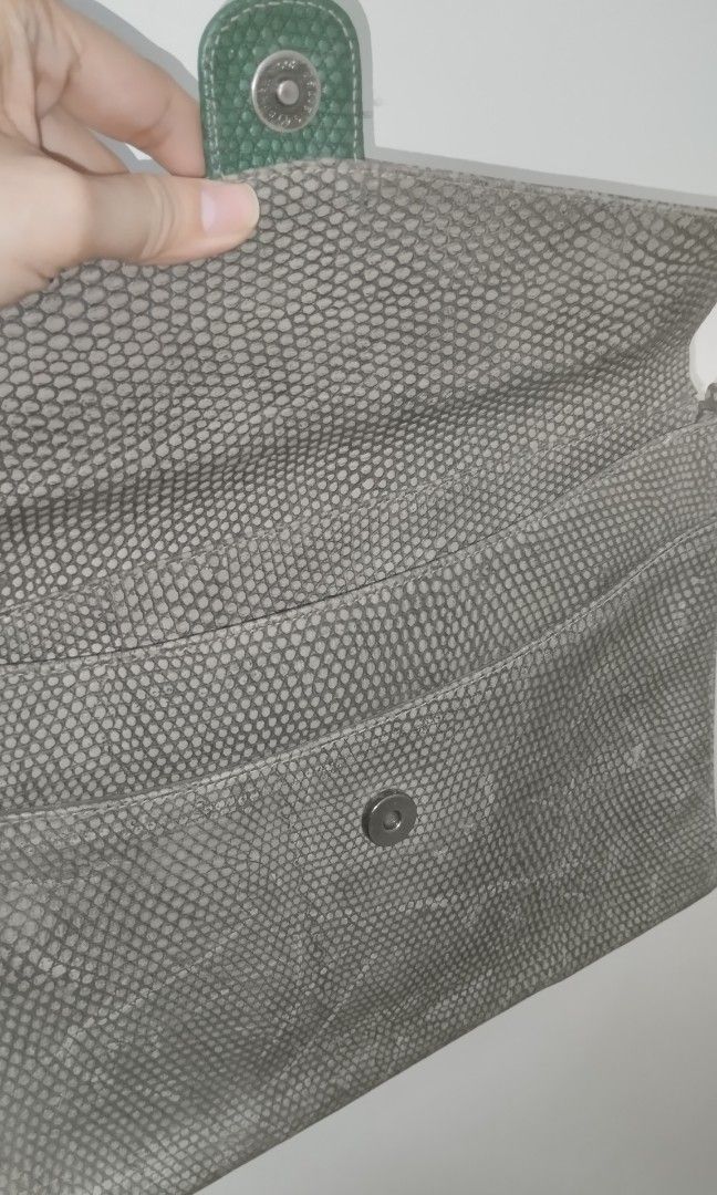 ✨ Vintage Nannini envelope shoulder bag (Category: Shoulder Bags) located in Santa Rosa. Submitted by leShoppe (Listing ID 1465498235, Image 3). Description: 🗝️ featuring a distinctive grey reptile/lizard-embossed pattern contrasted by a central dark green leather tab on the front flap closure.