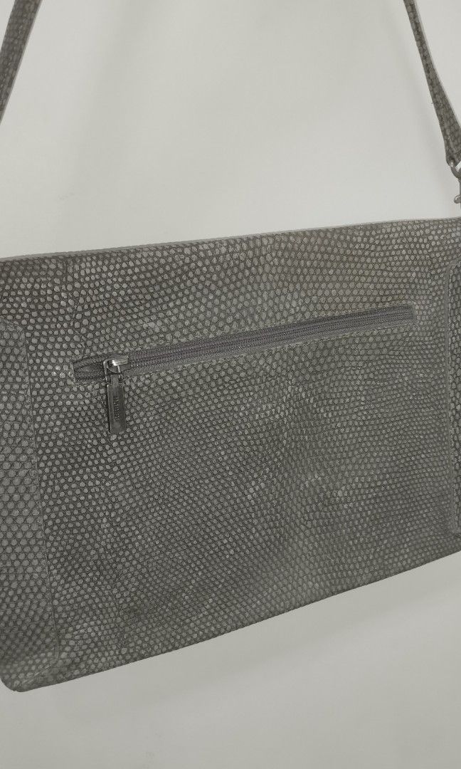✨ Vintage Nannini envelope shoulder bag (Category: Shoulder Bags) located in Santa Rosa. Submitted by leShoppe (Listing ID 1465498235, Image 2). Description: 🗝️ featuring a distinctive grey reptile/lizard-embossed pattern contrasted by a central dark green leather tab on the front flap closure.