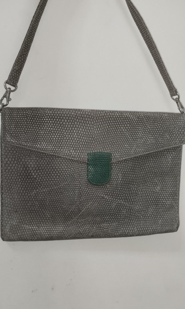 ✨ Vintage Nannini envelope shoulder bag (Category: Shoulder Bags) located in Santa Rosa. Submitted by leShoppe (Listing ID 1465498235, Image 1). Description: 🗝️ featuring a distinctive grey reptile/lizard-embossed pattern contrasted by a central dark green leather tab on the front flap closure.