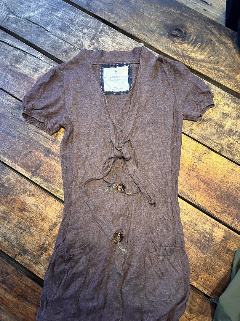 Abercrombie Knit (Category: Blouses) located in Valencia. Submitted by hunterxthrifter (Listing ID 1465519539, Image 1). Description: Inch? size Med good asnew no issue.