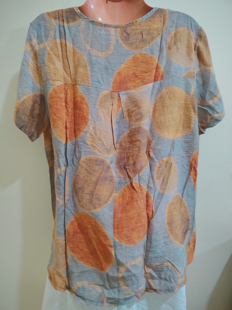 Abstract Circle Pattern Short Sleeve Blouse (Category: Blouses) located in Quezon City. Submitted by timelesstreasure117 (Listing ID 1465552257, Image 2). Description: Can fit from small to medium Good condition ₱70 Bundle with my other top listings to get discount 5 for ₱300 10 for ₱500 Buyer books courier of choice Payment via gcash or paymaya.