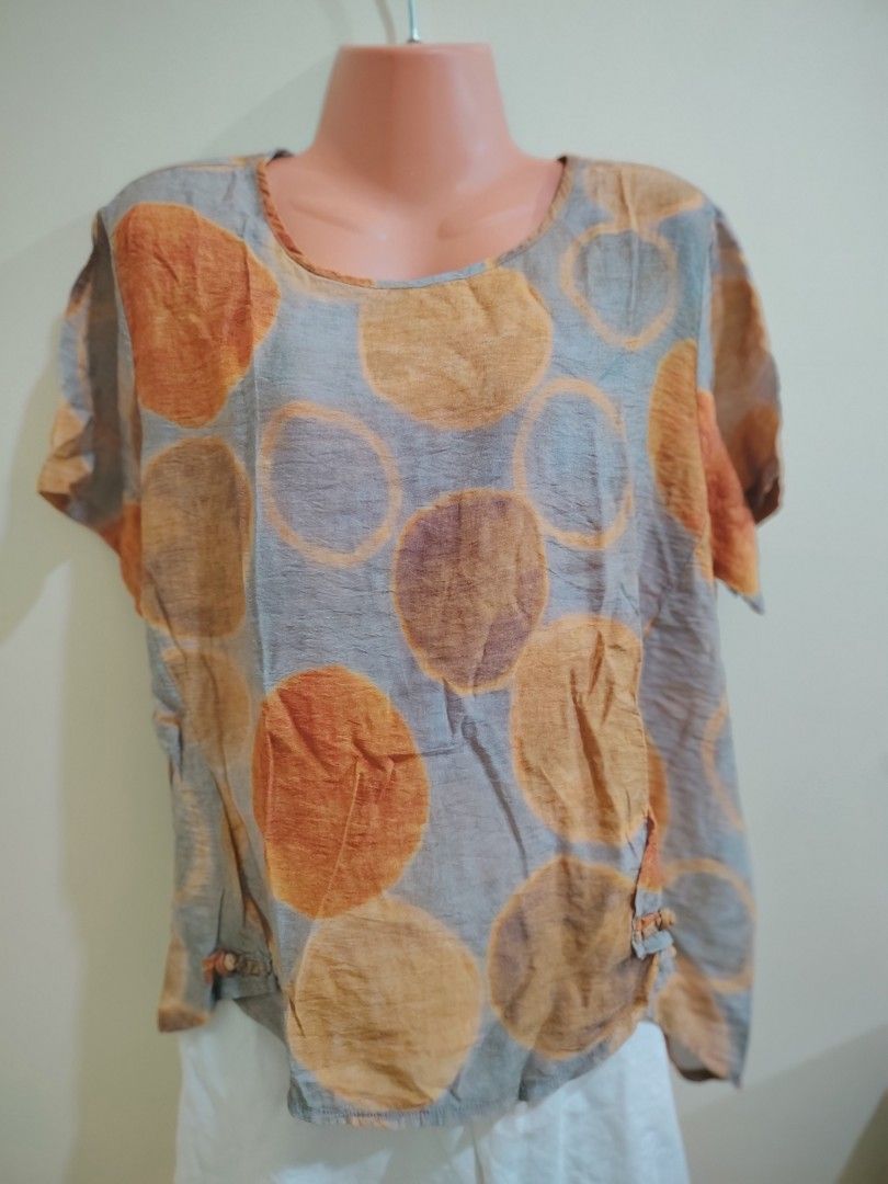 Abstract Circle Pattern Short Sleeve Blouse (Category: Blouses) located in Quezon City. Submitted by timelesstreasure117 (Listing ID 1465552257, Image 1). Description: Can fit from small to medium Good condition ₱70 Bundle with my other top listings to get discount 5 for ₱300 10 for ₱500 Buyer books courier of choice Payment via gcash or paymaya.